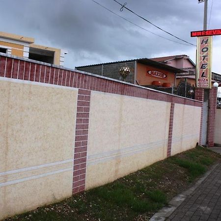 Hotel Buza New Shtoj Kültér fotó