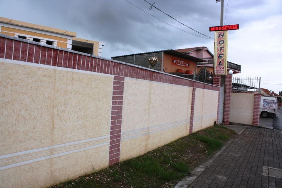 Hotel Buza New Shtoj Kültér fotó
